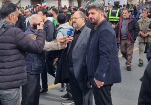 حضور محمد شریعتمداری در راهپیمایی ۲۲ بهمن