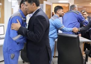 دیدار نوروزی مدیرعامل و جمعی از روسای پتروشیمی شهید تندگویان با کارکنان این مجتمع ساعاتی پس از تحویل سال