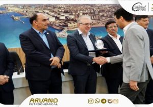 تندیس بلورین دوازدهمین دوره جایزه تعالی صنعت پتروشیمی به پتروشیمی اروند رسید