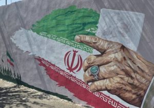 مزین شدن ورودی مراسم تشییع در منطقه ۸ با نقاشی‌های دیواری “رهبر شهید”