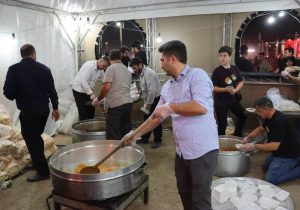 پذیرایی شهرداری منطقه ۱۹ از عزاداران «محرم‌شهر» با توزیع ۹ هزار پرس غذای گرم