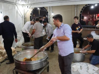 پذیرایی شهرداری منطقه ۱۹ از عزاداران «محرم‌شهر» با توزیع ۹ هزار پرس غذای گرم