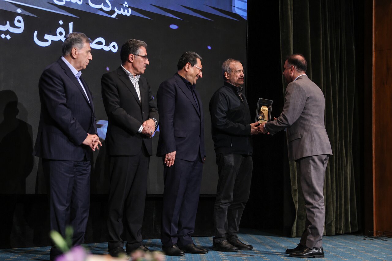 تقدیر رئیسجمهور از مدیرعامل شرکت ملی صنایع مس ایران تقدیر رئیسجمهور از مدیرعامل شرکت ملی صنایع مس ایران