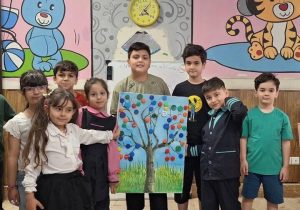 کودکان منطقه ۲ با مواد دور ریختنی «درخت طبیعت» ساختند