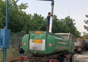 نظارت بر شستشو و ضدعفونی مخازن نگهداری آب برای مراسم تشییع رهبری توسط اداره کل محیط زیست و توسعه پایدار