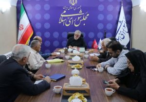 بررسی مسائل بازنشستگان آموزش‌وپرورش یزد در دیدار با نماینده مردم و مدیر بیمه دی